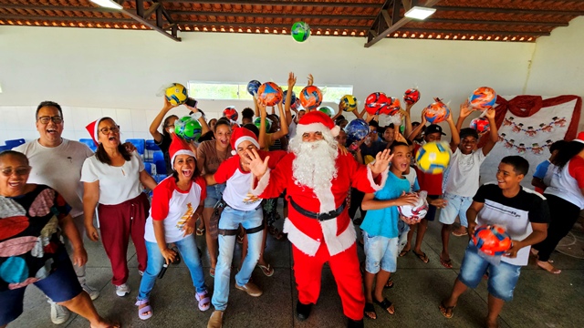 Papai Noel e equipe comemoram mais de 2 mil brinquedos entregues às crianças do município