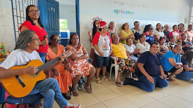 Confraternização e troca de presentes no fim de ano do Grupo Feliz Idade de Ubiraitá